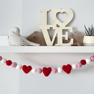 Heart Garland. Valentines Day Decor. Pom Pom Garland. Valentine Garland. Felt Garland. Valentine Banner.