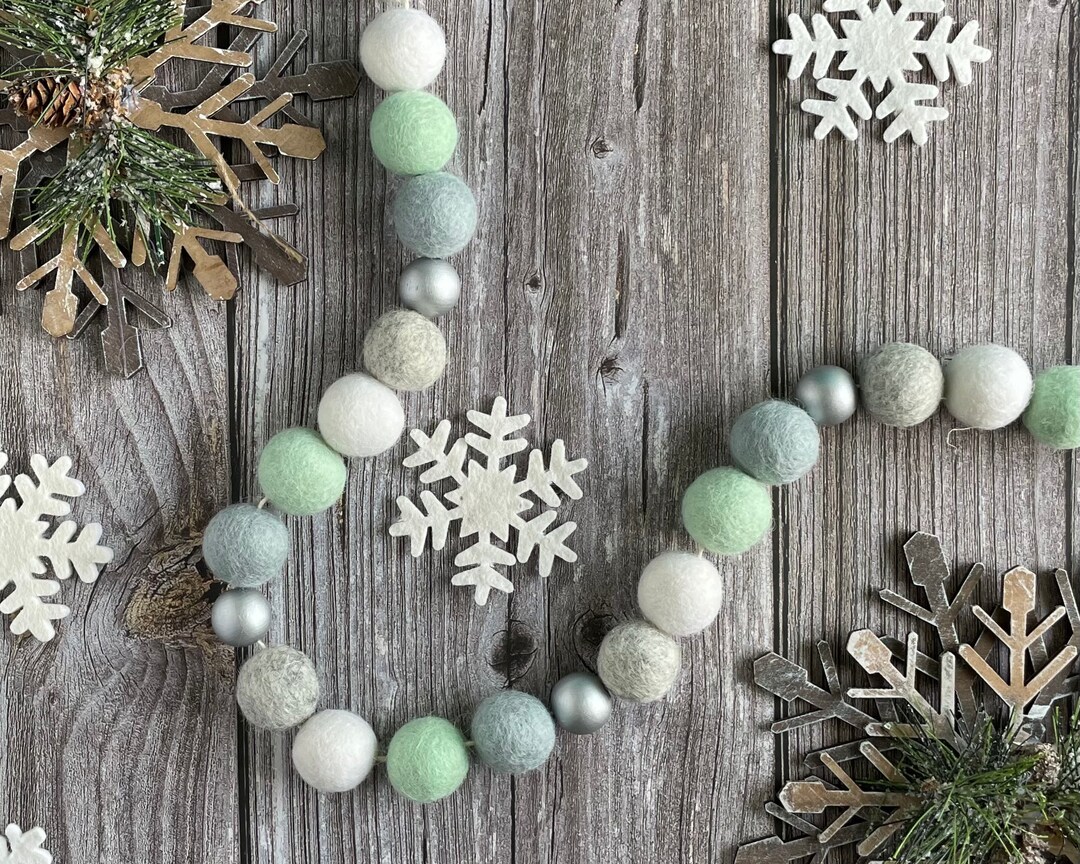 LICHENGTAI Ghirlanda in Feltro, Ghirlanda di Pom Pom Natale Ghirlanda di Palline in Feltro 2M Lungo Zigolo da Appendere Colorato Fatto a Mano Ornamento per Albero di Natale Camino Decorazione Festa