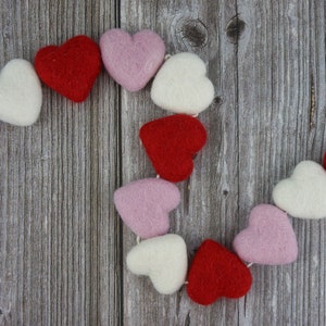 Heart Garland. Valentines Day Decor. Pom Pom Garland. Valentine Garland. Felt Garland. Valentine Banner.