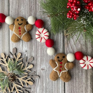 Kerstslinger. Peperkoek pepermuntslinger. Vilten Gingerbread Man. Vilten pomponsslinger. Vilten pomponsslinger. Vilten slinger met pompons