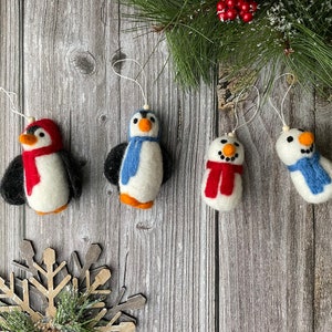 DÉCORATIONS DE NOËL. Ornements en feutre - Pingouin en feutre| Bonhomme de neige en feutre. Ornements de vacances. Ornements de Noël.