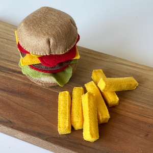Zestaw do zabawy z filcowym hamburgerem. Zabawa w jedzenie w kuchni. Zabawki dla przedszkolaków. Zabawki do odgrywania ról, filcowe zabawki dla dzieci, zabawki Montessori, zabawa w odgrywanie ról.