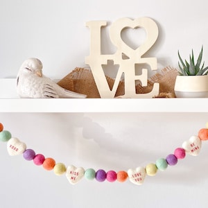 Hartslinger. Valentijnsdagdecoratie. Pom Pom-slinger. Valentijnsslinger. Vilten slinger. Valentijnsbanner.