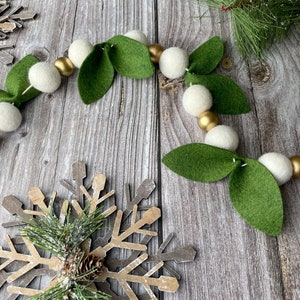 vilten kerstslinger. Vilten pomponsslinger. Vilten pomponsslinger. Vilten slinger met pompons