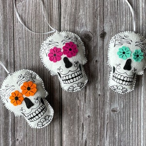 Crâne en sucre en feutre. Ornement de crâne en sucre. Décoration du jour des morts. Décoration d'Halloween. Décor de crâne en sucre. Dia de los muertos.