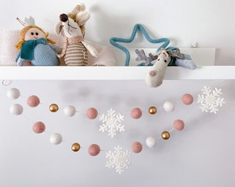 vilten kerstslinger. Sneeuwvlokslinger. Vilten pomponsslinger. Vilten pomponsslinger. Vilten slinger met pompons