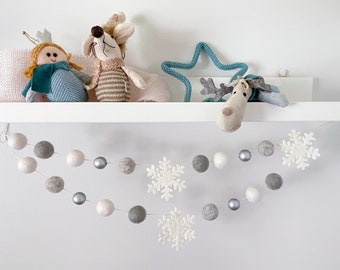 vilten kerstslinger. Sneeuwvlokslinger. Vilten pomponsslinger. Vilten pomponsslinger. Vilten slinger met pompons