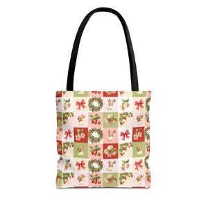 Puede incluir: Bolso tote con asa negra y diseño patchwork. El patchwork presenta cuadrados con fresas, lazos, coronas e ilustraciones de pequeños animales en tonos rojos, rosas, verdes y crema. La bolsa está hecha de tela resistente.