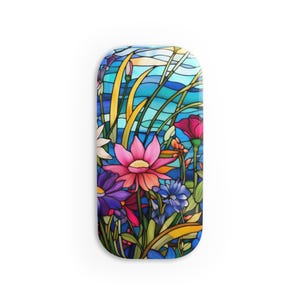 Op de afbeelding: Een illustratie in de stijl van glas-in-lood met een kleurrijk bloemstuk met roze, blauwe, gele en witte bloemen. De achtergrond is een blauw en wit golvend patroon, dat doet denken aan water.