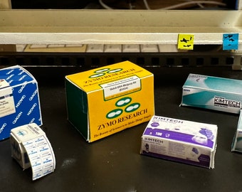 1/12 Pre-cut/scored papercraft for reagents, gloves and tissue boxes (assembly required)