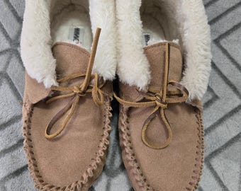 Minnetonka Women's Moccasin Slippers Size 9