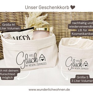 K&ouml;nnte beinhalten: Zwei wei&szlig;e Stoffk&ouml;rbe mit schwarzem Text, der "Viel Gl&uuml;ck im neuen Zuhause!" lautet. Der gr&ouml;&szlig;ere Korb ist mit "Gr&ouml;&szlig;e M 8 Liter Volumen" und der kleinere Korb mit "Gr&ouml;&szlig;e S 3 Liter Volumen" beschriftet.