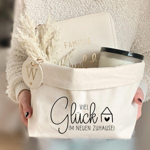 Geschenkidee zum Einzug, Richtfest oder Umzug. Toller Geschenkkorb, der von dir individuell befüllt werden kann - in 2 Größen verfügbar, auch mit deinem Wunschtext möglich. Passende Schlüsselanhänger fürs neue Zuhause, findet ihr auch in meinem Shop.