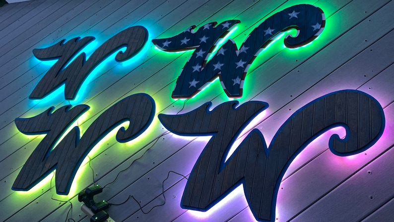 Pode incluir: Uma placa de madeira com a palavra "WWW" em uma fonte estilizada. A placa &eacute; iluminada com luzes LED coloridas, criando uma exibi&ccedil;&atilde;o vibrante e chamativa.