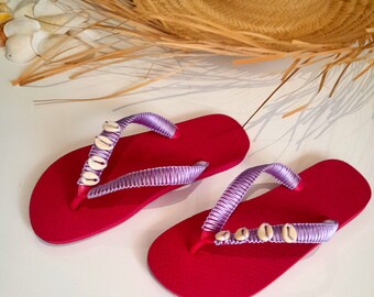 Havaianas roses artisanaux en macramé et délicats coquillages blancs