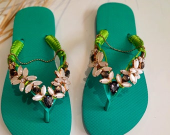 Tongs Havaianas fabriquées à la main avec des pierres du Rhin en macramé