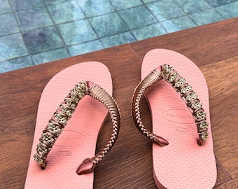 Havaianas color melocotón acabadas a mano con correa de cadena y seda dorada