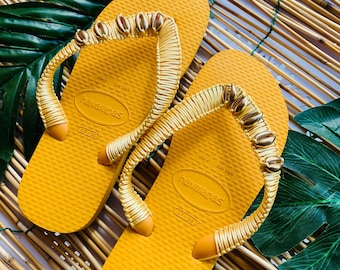 Handgefertigte Havaianas aus Makramee und zarten Goldmuscheln in Gelb