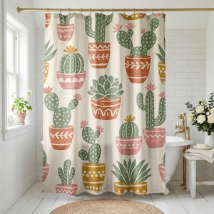 Op de afbeelding: Een douchegordijn met een herhalend patroon van diverse groene cactussen en vetplanten in terracotta, roze en geel gedecoreerde potten op een crèmekleurige achtergrond. Het ontwerp bevat verschillende cactusvormen met kleine roze bloemen.