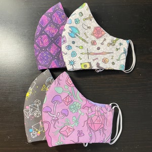 Gesichtsmasken mit Würfel-Print