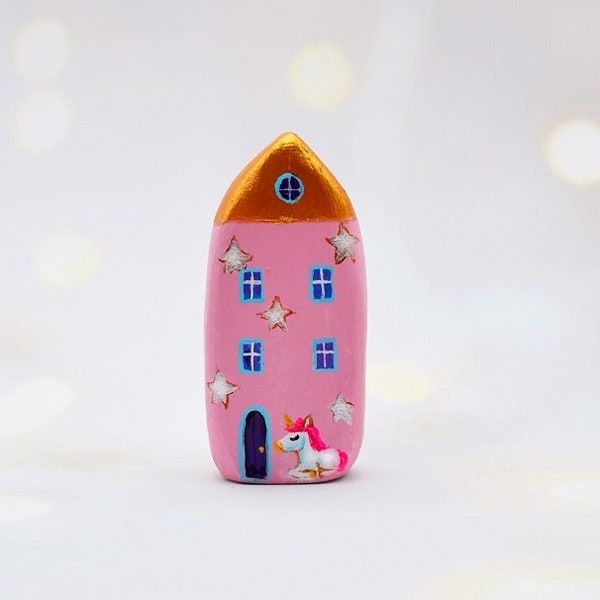 Décoration de licorne, création d'une petite maison d'art avec de l'argile, maison rustique. Décoration d'ornement. maison blanche avec chat, maison miniature décoration rose