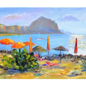 Puede incluir: Una pintura que representa una escena de playa con sombrillas naranjas y rojas, una montaña en el fondo y un mar azul.