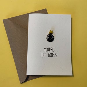 Wenskaart met stijve metalen pin - jij bent de bom - gelukkige verjaardag voor hem, haar vriend, cadeaubon, cadeau voor Kerstmis