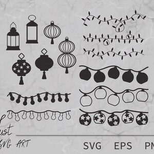 Könnte beinhalten: Ein Satz schwarzer und weißer SVG-Schnittdateien mit verschiedenen Laternen- und Lichterketten-Designs. Die Designs beinhalten Laternen mit Sternen, Laternen mit einem einfachen Design und Lichterketten mit verschiedenen Glühbirnenformen. Der Text "Just SVG Art" befindet sich am unteren Rand des Bildes. Die Wörter "SVG", "EPS" und "PNG" befinden sich am unteren Rand des Bildes.