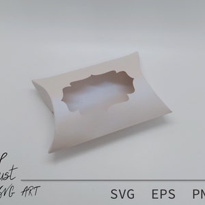 Op de afbeelding: Een witte kussenbox met een uitsparing in de vorm van een rechthoek met afgeronde hoeken. De doos is gemaakt van karton en is perfect voor het verpakken van kleine cadeautjes of attenties.