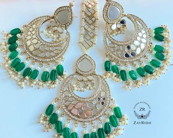 Puede incluir: Un par de pendientes de oro con cuentas verdes y blancas, con un diseño de espejo. Los pendientes están adornados con pequeñas piedras transparentes. Los pendientes están etiquetados como "ZR ZAYRIDH FLOWER ACCESSORIES".