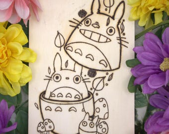 Panel de madera quemada de muñeco de nido de Totoro