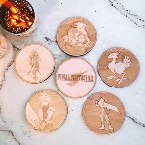 Peut inclure: Six sous-verres en bois ronds avec des motifs gravés au laser du jeu vidéo Final Fantasy VII. Les sous-verres représentent les personnages Cloud Strife, Sephiroth et Chocobo, ainsi que le logo du jeu.