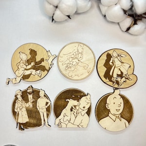 Pode incluir: Seis recortes circulares de madeira com ilustrações de um personagem de desenho animado e seu cão. Os recortes mostram várias poses e cenas, com um acabamento de grão de madeira castanho claro e detalhes gravados em castanho escuro.