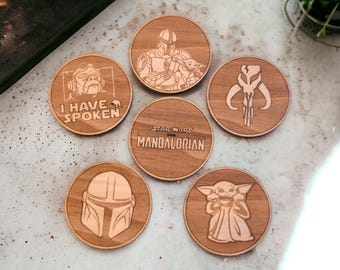 Set med Mandalorian-underlägg i trä - Gratis anpassning - Heminredning - Nördgåva - Handgjort material - Sci-fi - Grogu-underlägg - Mando
