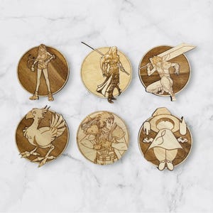 Peut inclure: Six sous-verres en bois représentant des personnages et des créatures de la série de jeux vidéo Final Fantasy. Les sous-verres sont circulaires et ont un grain de bois brun clair.