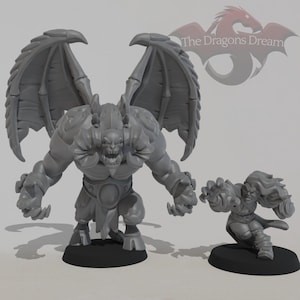 Puede incluir: Dos miniaturas de fantasía grises. Una es un gran demonio con grandes alas, una constitución musculosa y una expresión amenazante. La otra es una figura más pequeña en una pose dinámica, posiblemente un guerrero. Ambas están sobre bases negras.