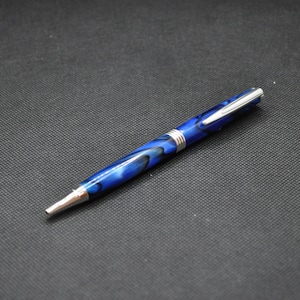 Penna fatta a mano in acrilico blu, sottile, con finitura argento