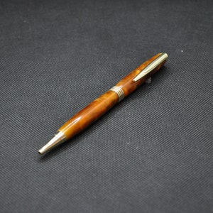 Stylo fait main doré et acrylique beige, fin, finition dorée