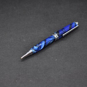 Penna acrilica fatta a mano BLU E NERO - Torsione europea - Finitura cromata