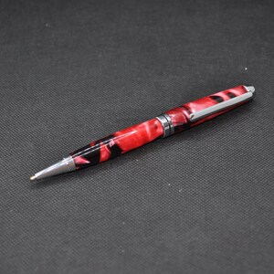Acrylique fait main NOIR ET ROUGE - European Twist - Stylo finition chromée