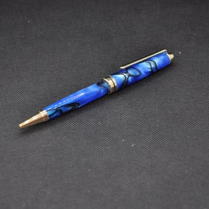 Penna in acrilico fatto a mano - Twist europeo BLU E NERO - Finitura oro