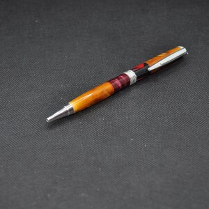 Stylo fait main doré et acrylique rouge, fin, finition argentée