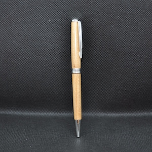 Bois (ORME) – Stylo fabriqué à la main avec finition chromée.