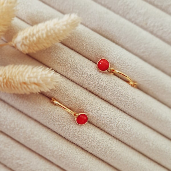 Boucles d'oreilles pendantes corail rouge, anneaux délicats en or 14 carats, cadeau bijoux pour maman, anneaux Huggie en corail naturel, cadeau de Noël pour elle