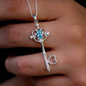 Elegante collar con colgante de llave en plata de ley 925 con topacio azul: descubre la belleza atemporal