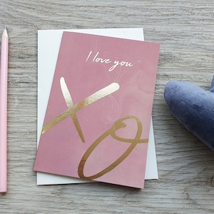 I love you xo - Luxe wenskaart, roze | Folie bedrukt | Valentijnskaarten & Jubileumkaarten | Soft Touch Gelamineerd
