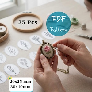以下が含まれることがあります： 刺繍されたピンクのバラが付いたヴィンテージスタイルのペンダントネックレス。楕円形のペンダントは人が持っています。画像には、花の刺繍パターン、木製の刺繍フープ、テキスト「25 Pcs」、「PDF Pattern」、および「20x25 mm 30x40mm」も表示されます。