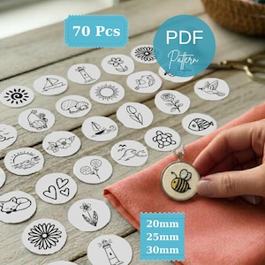 Könnte beinhalten: Eine Sammlung von 70 kleinen, weißen, kreisförmigen Stickmustern mit verschiedenen schwarzen Strichzeichnungen und einem Bienenanhänger. Der Anhänger ist 20mm, 25mm oder 30mm. Das Bild enthält auch den Text "PDF Pattern".