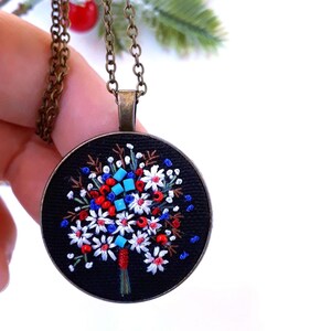 Handgestickte Blumenanhänger-Halskette Einzigartiges Blumenstrauß-Design mit Perlenstichen handgemachtes tragbares Kunstgeschenk für sie Boho Daisy-Schmuck