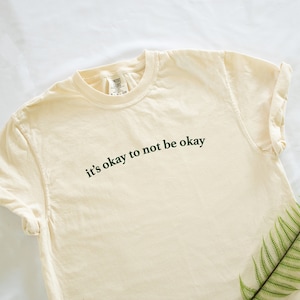 It&#39;s Okay To Not Be Okay Minimalist Comfort Colors Unisex Short Sleeve T-shirt